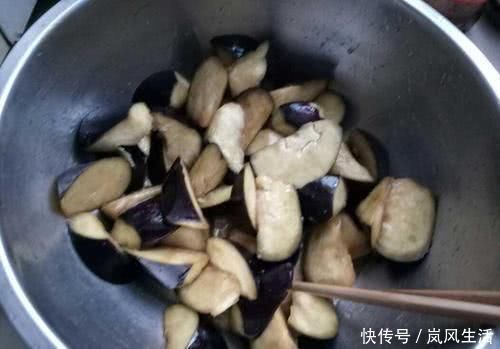 茄子|现在才晓得，炒茄子不能先放油，大厨教你1招，不发黑也不吸油