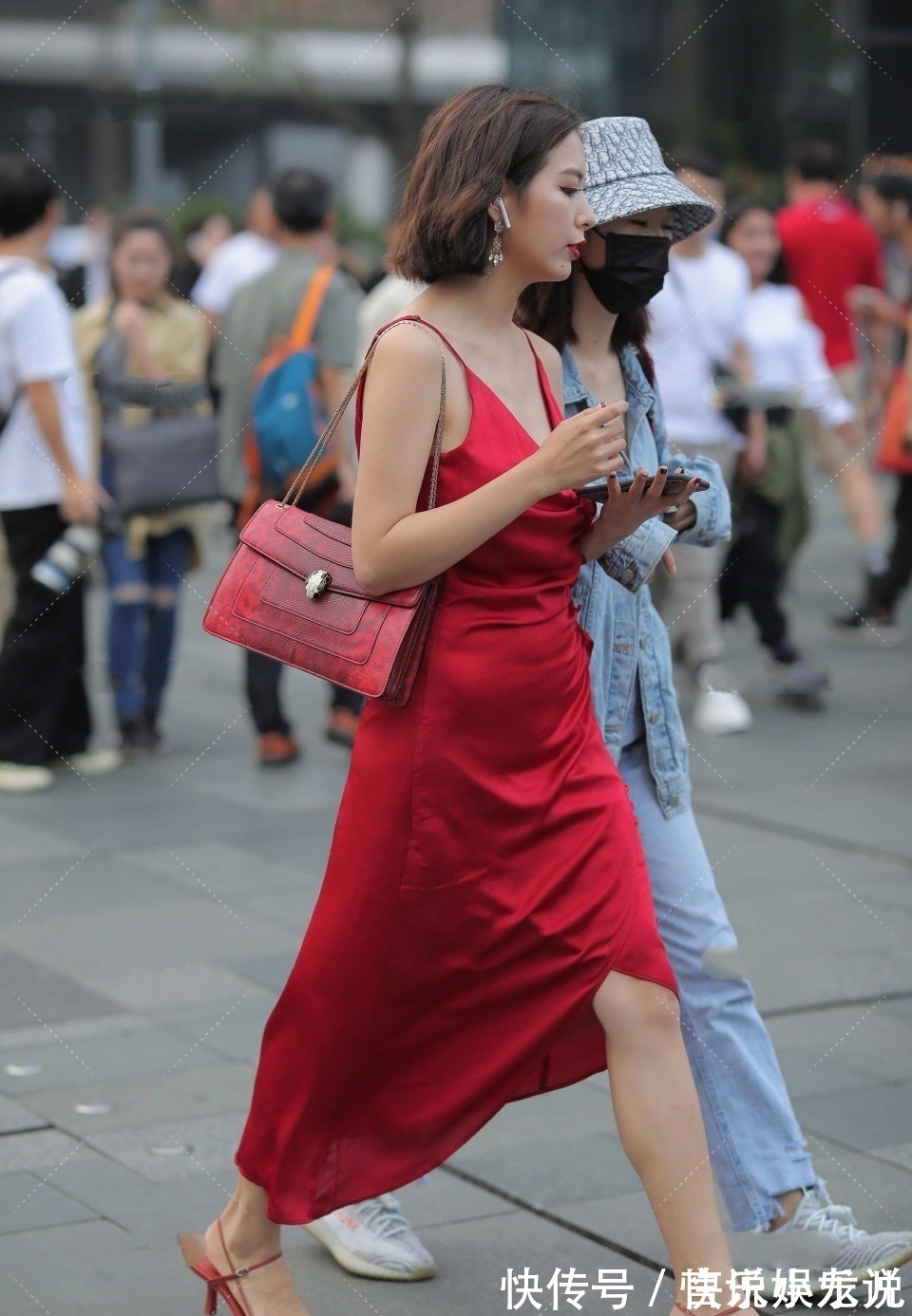 面料|街拍：这位小姐姐不仅衣品强大，而且还特别大胆，堪称惊艳