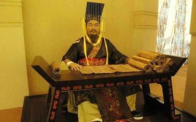 连当|若是脸上有疤痕,在古代你连当公务员的资格都没有,看他就知道了