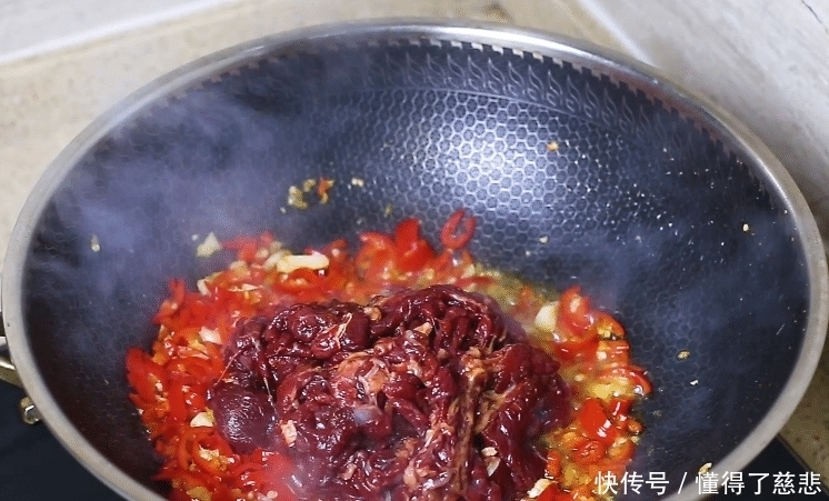 这才是“小炒牛肉”的正宗做法，大厨详细讲解，牛肉鲜嫩不出水