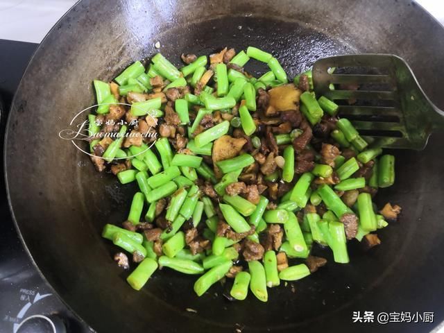 焖饭|夏季厨房热，宝妈给家人做营养一锅出，有肉有菜有主食，太香了