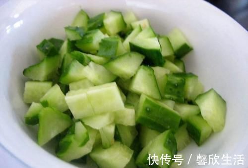 鸡胸肉|黄瓜和“它”是好搭档,一盘2元钱,每晚吃一点,甩赘肉细蛮腰
