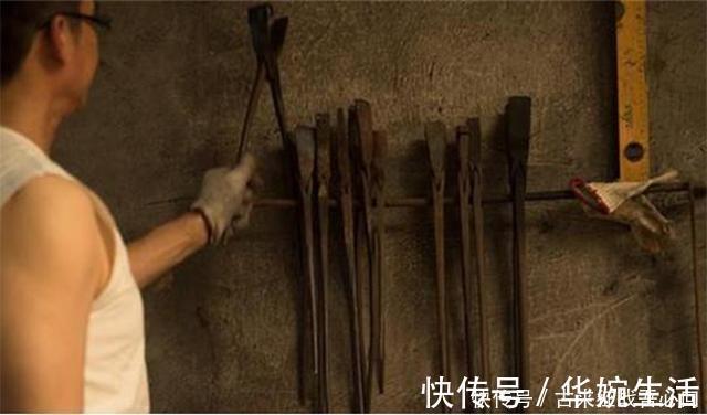 倚天剑|铸剑师郑国荣:第一把剑拍卖两万,第2把陨铁铸造,第3把赠金庸