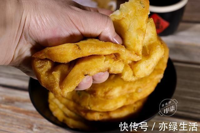 葱油饼的正确做法，不揉面不擀面，蓬松不油腻，比油条简单还好吃