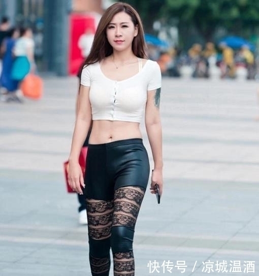 上衣|性感街拍白色的紧身露脐短袖，搭配紧身打底裤，性感而丰满