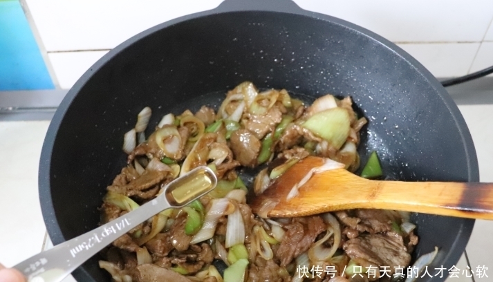 正确的葱爆羊肉做法,记住1招,羊肉嫩滑还不膻