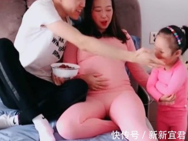 大宝|怀了二胎的媳妇想吃草莓,宝爸亲自喂着吃,旁边的大女儿眼神亮了