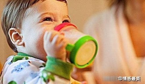母乳|对于小宝宝来说,额外的水分不是必须的,父母亲不再盲目