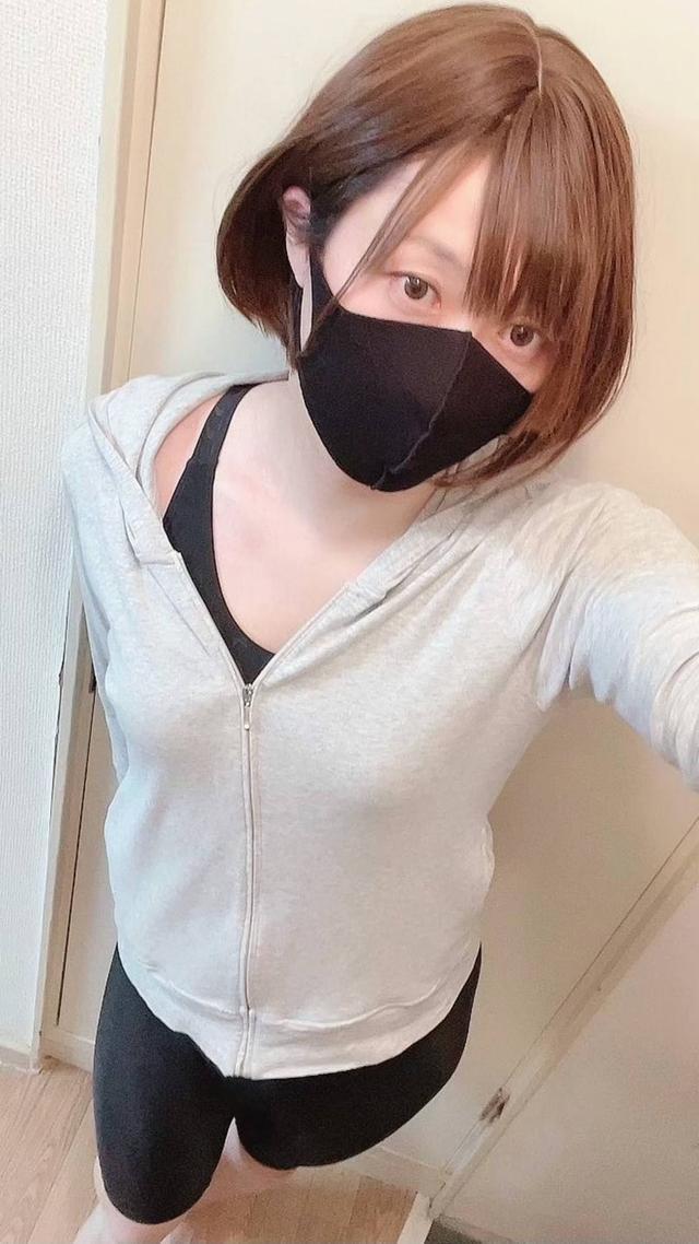 美腿|美女漫画家是伪娘!晒美腿卖自绘T恤真实年龄吓到网友:是大叔啊