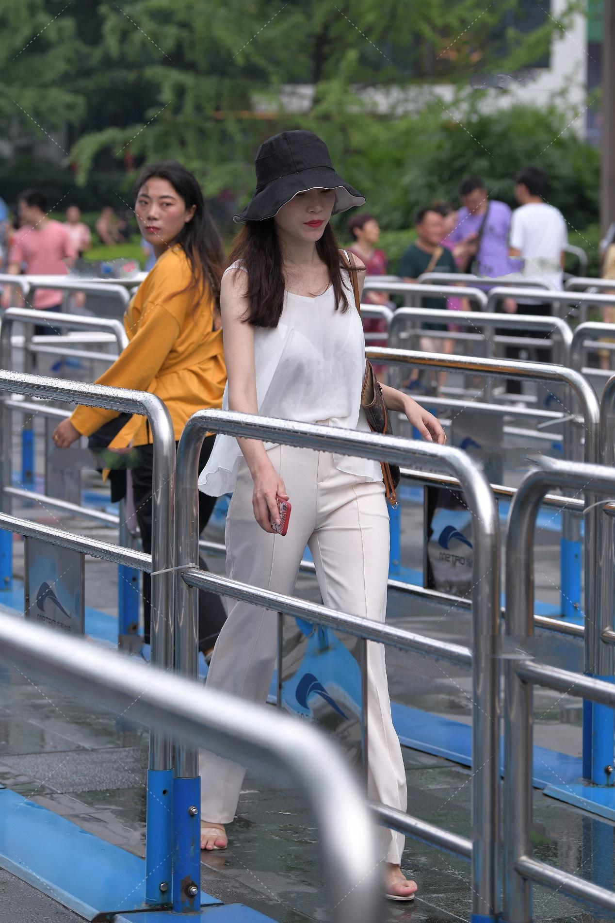 宽松|白色宽松无袖雪纺上衣, 搭配奶油色西装高腰阔腿裤, 清纯气质佳