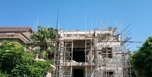 浅灰色|打工仔回农村18万建房、8万装修,12米宽的大门被邻居们指指点点