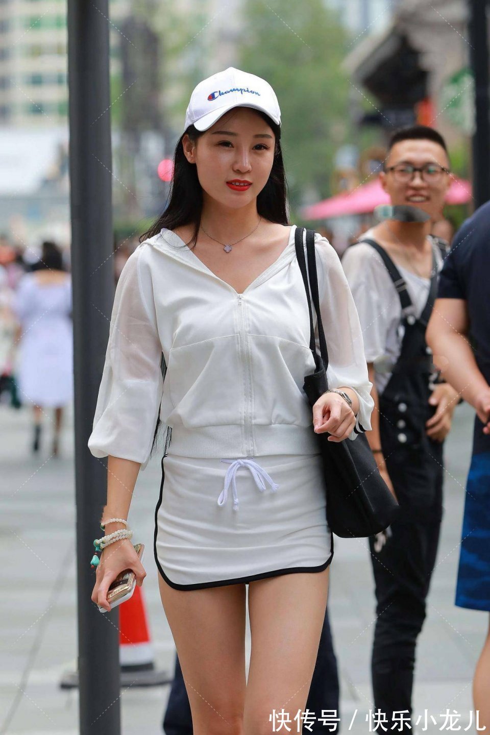 一个人|小姐姐一个人逛街,一身白色的穿搭,朴素而不失时尚