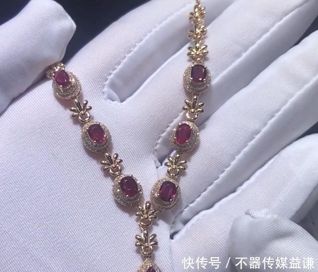玫瑰金|七颗红宝石,玫瑰金镶嵌成项链,佩戴效果很优雅