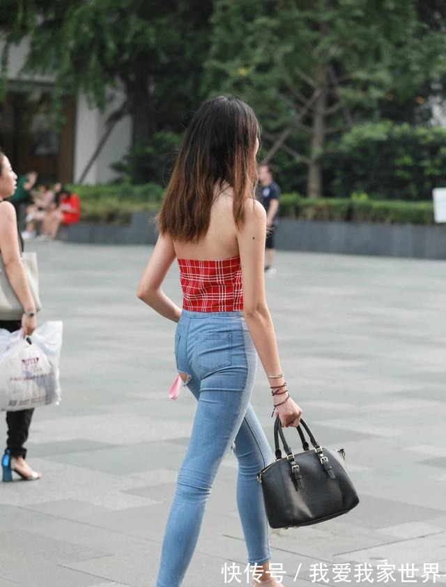 小辣妹 红色格子抹胸背心搭配破洞牛仔裤,干净利落,体现了她的时髦气质!
