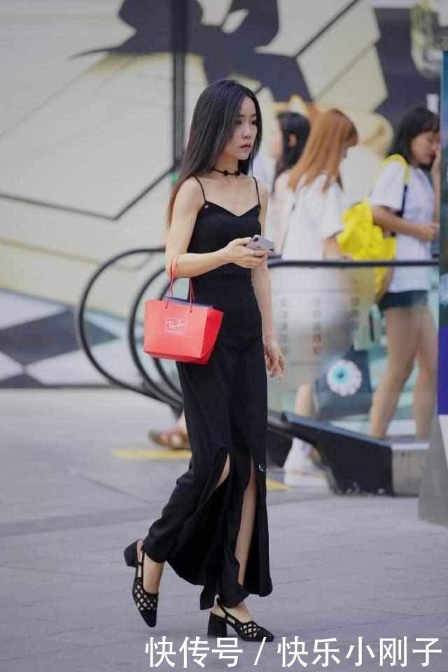 白色V领连衣短裙+红色高跟鞋,女神范儿十足