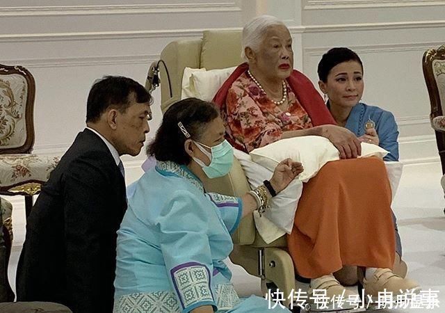 苏提达王后@泰国太后年轻时靠粉宝石撑场面如今瘫痪多年,脸庞怎么变这么黑