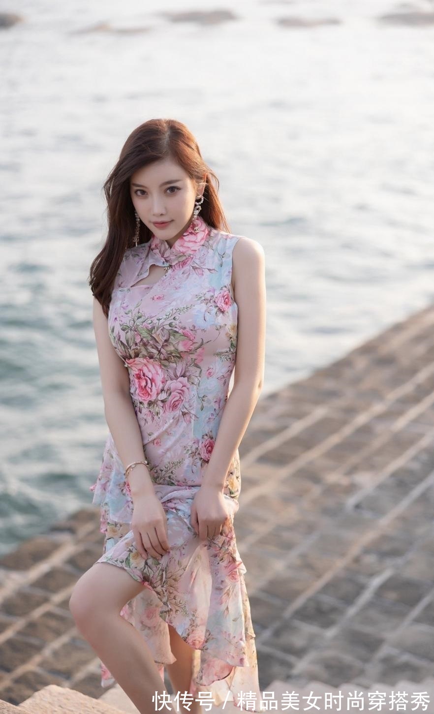印花 改良版的旗袍连衣裙,用吸睛的印花点缀裙身,优雅范十足