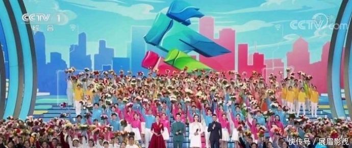 龙洋主持央视五四晚会表现完美,舞台形象、亲和力、台风都很好