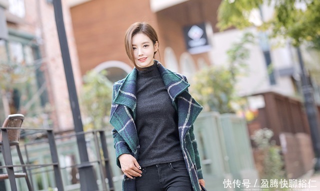 珠珠|珠珠时尚穿搭美图:简单随性街头初冬棉绒T恤衫搭配格纹大衣