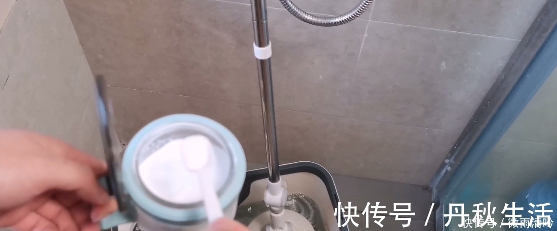 拖地时，在水里多加一样东西，拖地不留水痕、干得快，3天不沾灰