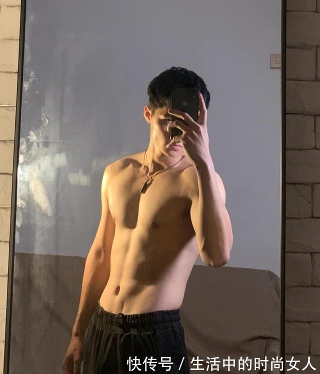 被這枚愛秀腹肌的肌肉“小狼狗”圈粉了！