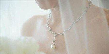 礼服|还在为婚礼当天的首饰发愁?了解一些珍珠吧,这样穿真美!