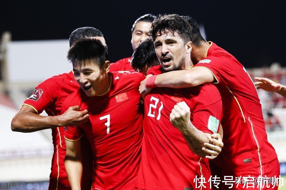 洛国富|65分钟换下归化!李铁睡得香微笑面对人生,洛国富发文称战斗到底