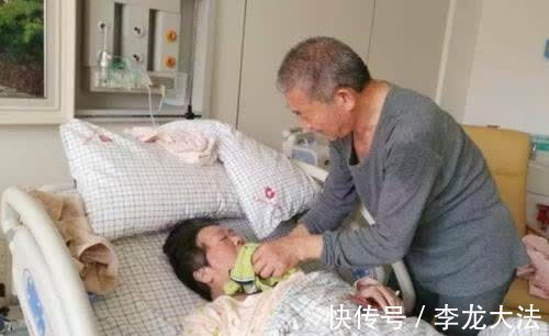 天赐|山东67岁老妇怀孕,儿女表示要断绝关系,2年后,老妇带娃直播