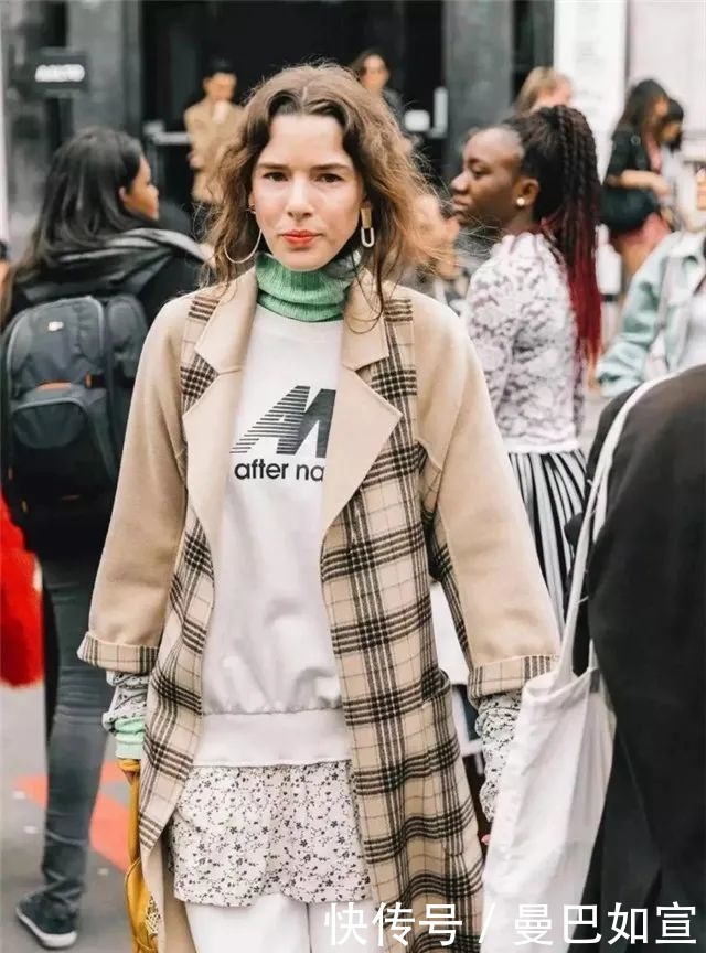 “卫衣”大势已去,今冬开始流行“赫本风”毛衣,简约百搭又高级