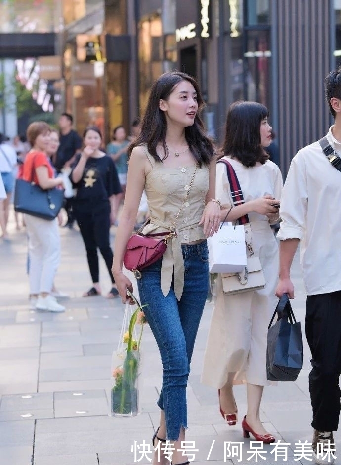 时尚靓丽|街拍偶遇不穿内衫的小姐姐,粉色V领衫,谁与争锋