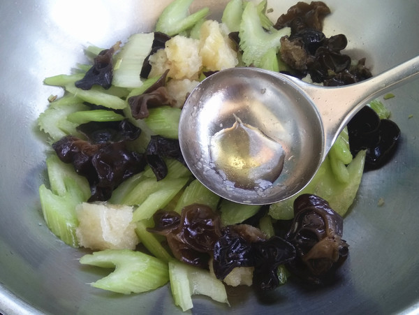 西芹|它是天然“碱性食物”,常吃口气不臭,秀发乌黑,皮肤细腻有光泽