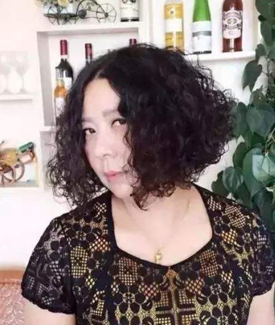 脸型 五十岁女人要避开三款发型,第一款显老,第二款显胖,第三款显黑