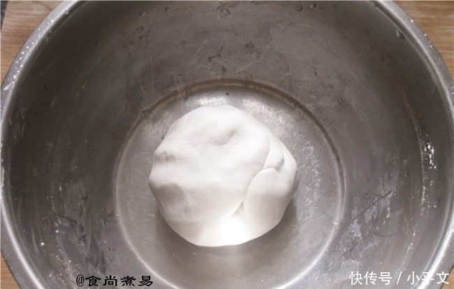 此款糯米小吃,软软糯糯香甜可口,嚼起来会弹牙,做法超简单