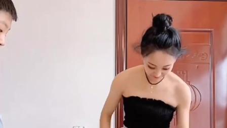 黑丝 “姑姑”穿黑丝接娃,遭身边的家长怒怼:这样是不是太过火了