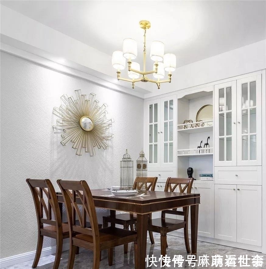 复古感|98平三居室，进门就被客厅迷住了，淡雅轻奢真好看，卧室很个性