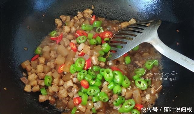  《中餐厅》张亮做的这道菜，随手一炒真是香，比鱼香肉丝还下饭