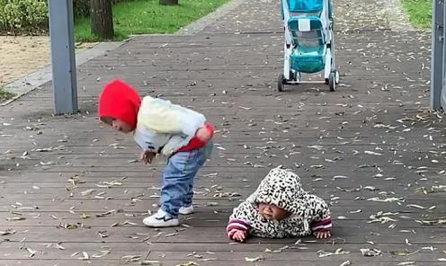 小手|萌娃被姐姐“抛弃”后神转折,小手一拍:嗨呀,好气啊