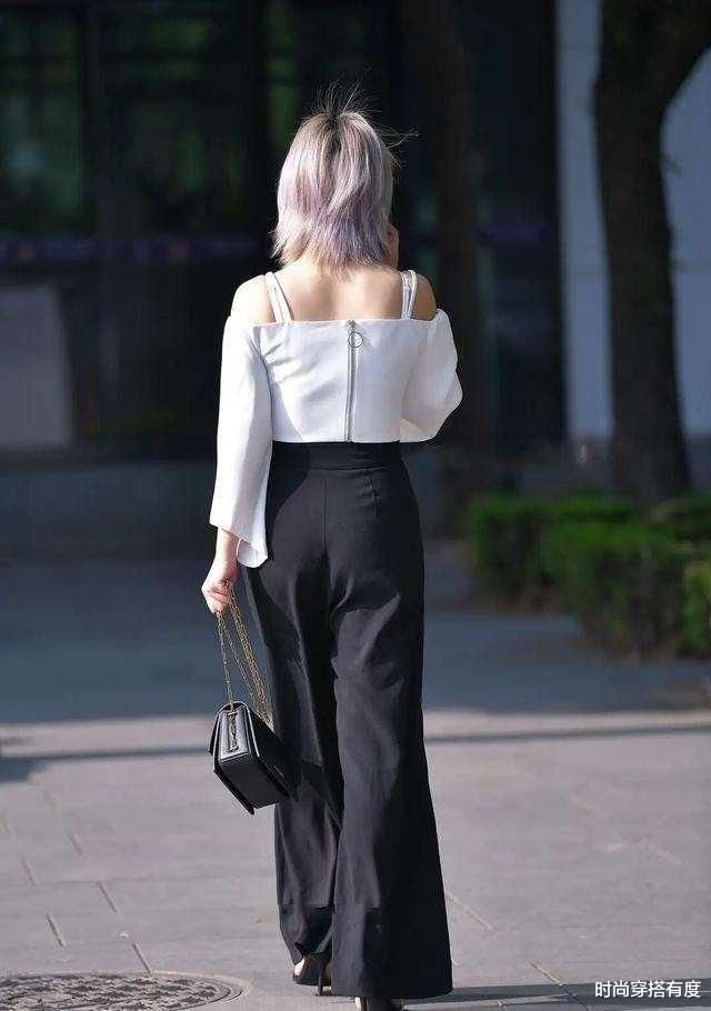 魅力动人的打底裤装扮很有时尚感，透出完美的成熟感，时尚魅力