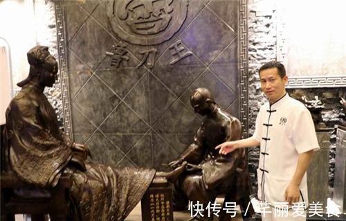 男子|男子修脚30年，用万人脚皮拼出《迎客松》，富豪欲出20万买走