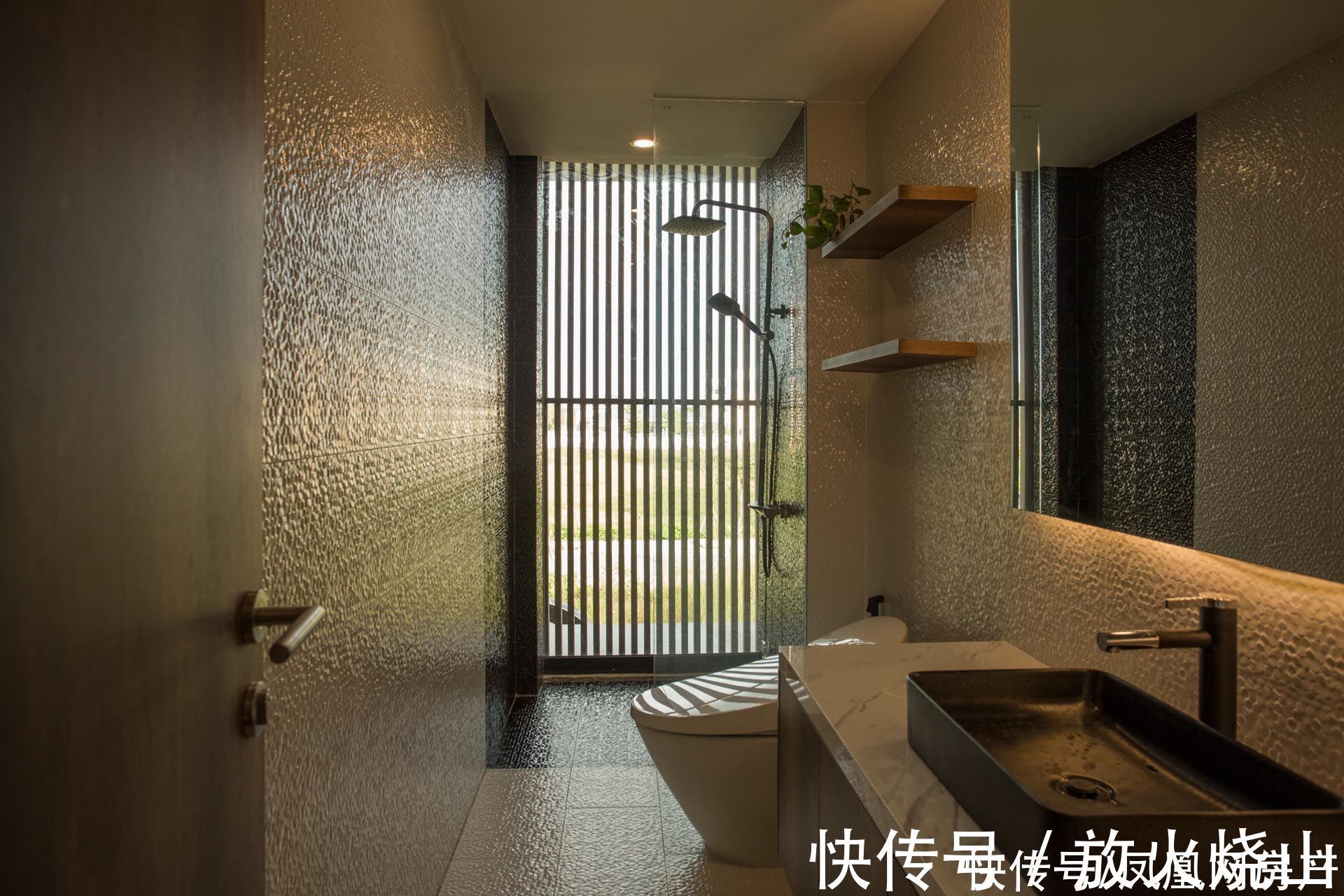 屋子|这对夫妻把屋顶改造成菜园,瓜果蔬菜都吃不完,屋内还能冬暖夏凉