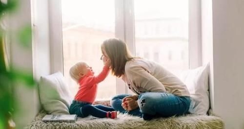 一个月|萌娃看到一个月未见的妈妈,激动成“表情包”,娃多大能认出妈