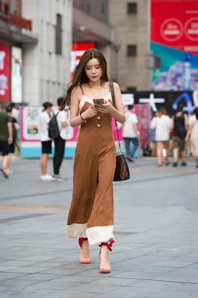 长发|长发美女的红色穿搭真性感,长相非常靓丽,气质优雅