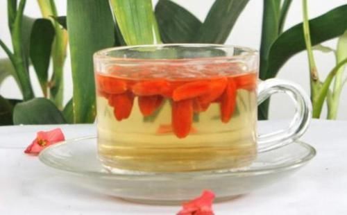 菊花|枸杞和此物是“天生一对”,如果能连喝7天,肝脏会更健康