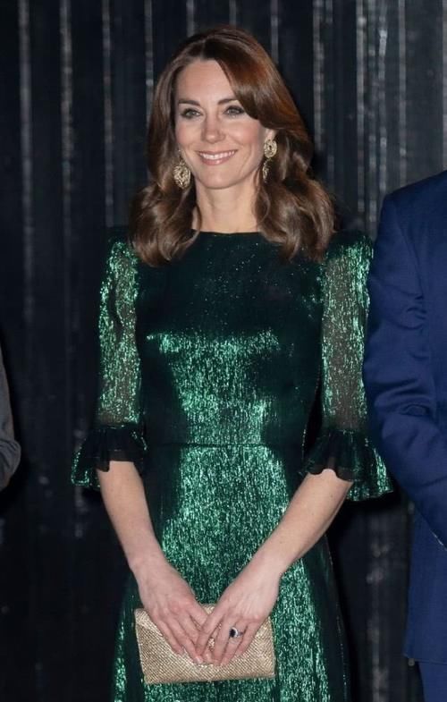 威廉|凯特王妃太节俭13年的外套反复穿,身边的威廉早已换了发型