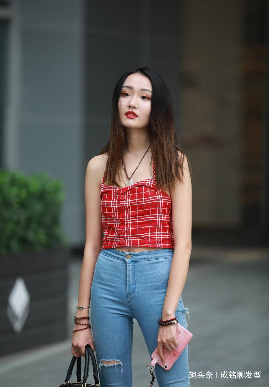 小上衣 人手一件的牛仔裤这样穿，减龄瘦身又显身材，无抗拒力的时尚单品