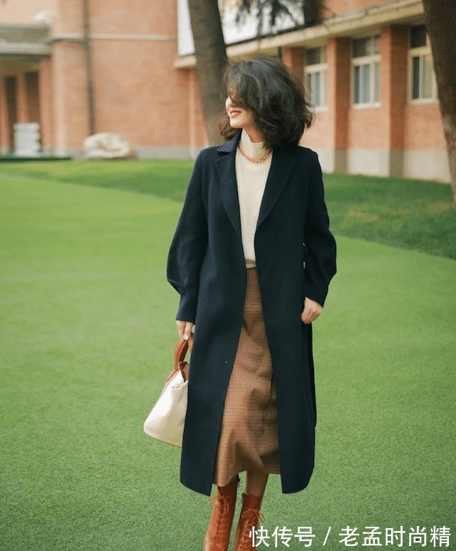 身材|阔腿裤烂大街了,今年流行的长大衣配半身裙
