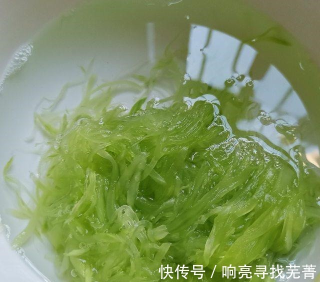 凉拌莴笋丝|凉拌莴笋丝,脆脆的,适合炎热的夏天!