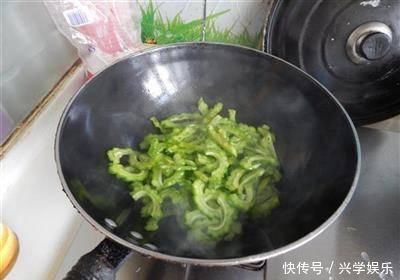 苦瓜炒肉丝是有诀窍的,这样炒苦瓜不苦,肉丝不柴,色泽翠绿好吃