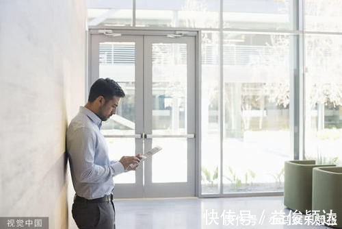 二郎腿|忠告这4个常见的行为会伤膝关节，你得尽量避开