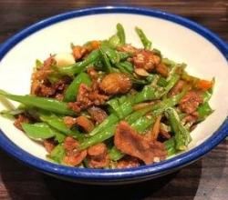 做辣椒炒肉，先炒肉还是先炒辣椒？顺序很关键，肉质鲜香又入味